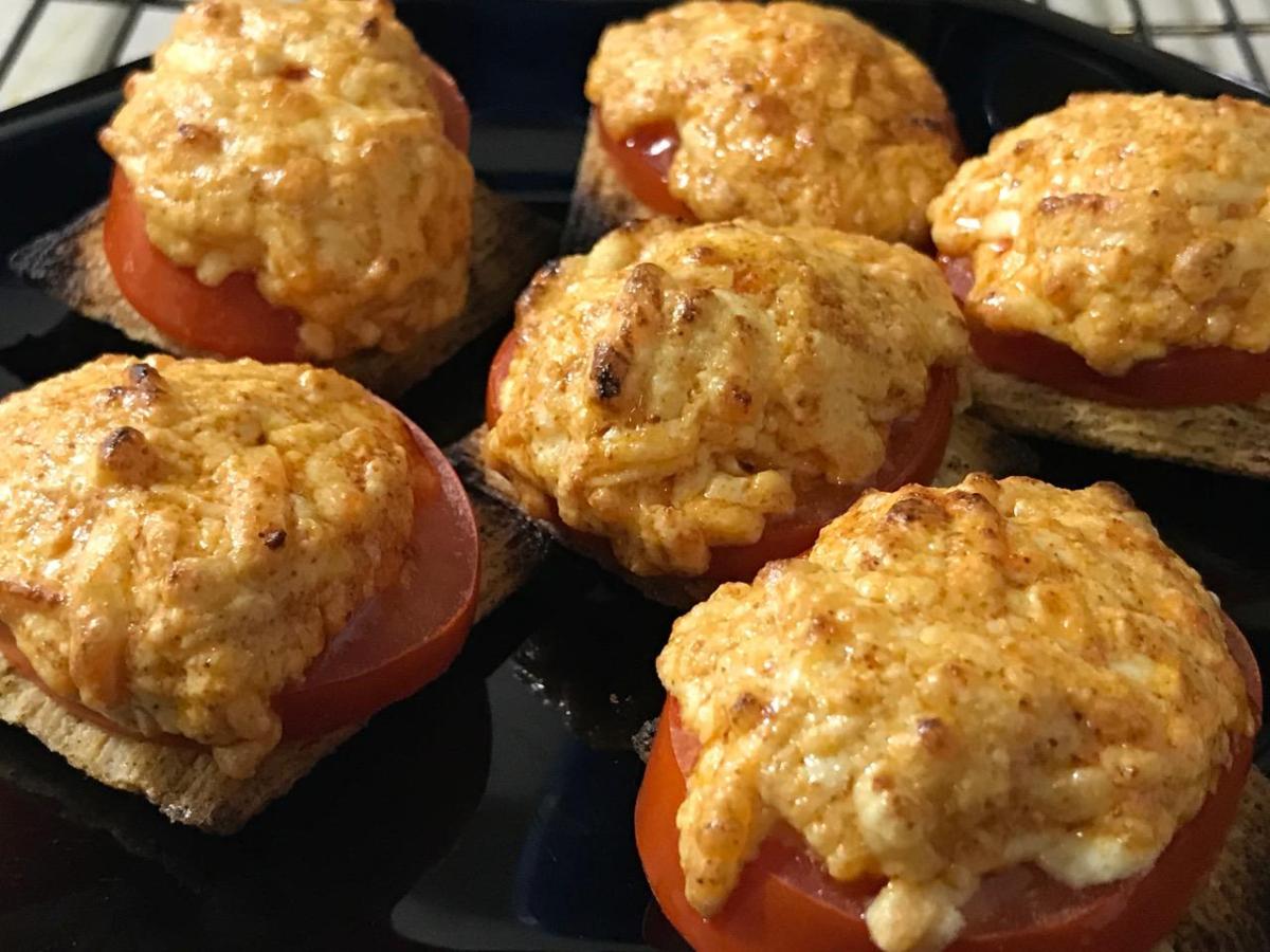 Broiled Tomato Cheese Triscuits